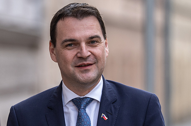 To jsem měl jet na kole? komentoval Macinka letenku do OSN za skoro 200 tisíc