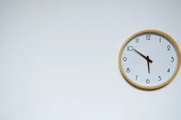 Noc na neděli bude o hodinu delší, končí letní čas