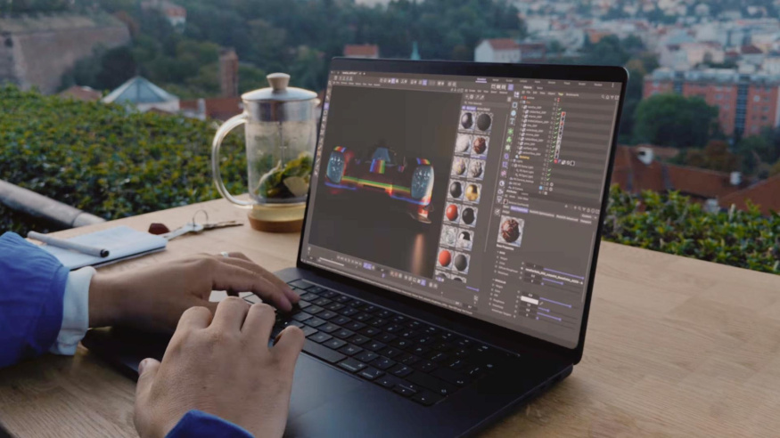 Dotykový MacBook Pro na Karláku. Apple v Praze opět natáčel reklamu